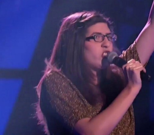 Stephanie llegó lista a la competencia y cantó la canción en inglés "Try", ella nació con síndrome de Marfan que le afecta el crecimiento, escogió sumarse al Team de Paulina Rubio porque es una de sus ídolos.
