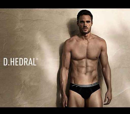 Aunque esta campaña de publicidad para D. Hedral apenas ha comenzado, las imágenes de Thomas Evans han causado sensación y se espera que pronto su rostro y su cuerpo escultural tengan aún más reconocimiento mundial.