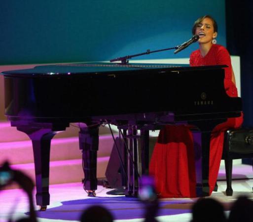 Alicia Keys lleno de magia y encanto la noche con su dulce voz.