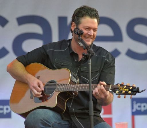 El cantante Blake Shelton, le aportará estilo country a la premiación, y está nominado junto a Justin, Bruno y Usher ¡Mañana conoceremos quién es el favorito del público!
