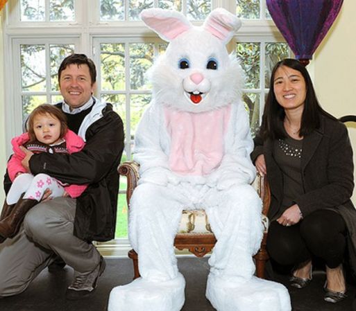 En Maryland, Estados Unidos una familia se toma una foto con el personaje emblema de las Pascuas, el conejito blanco.