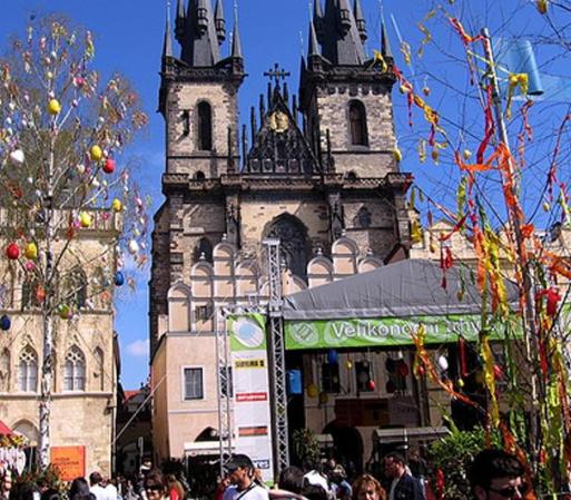 ¡Hermosa postal de Praga en Pascuas!
