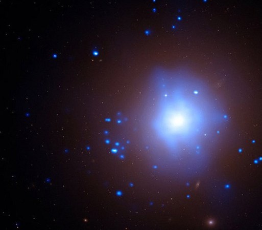 ¿Cuántos agujeros negros hay? Los astrónomos han descubierto varias docenas de probables agujeros negros “supermasivos” en los núcleos de galaxias bastante cercanas, además de muchos otros en objetos distantes conocidos como quásares.