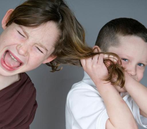 Juegos agresivos. Los niños tienen mucha energía física. Es habitual que les cueste dominarla y hagan juegos entre ellos que pueden resultar un poco agresivos, con golpes o empujones. El respeto por el prójimo hay que aprenderlo desde la más tierna infancia.