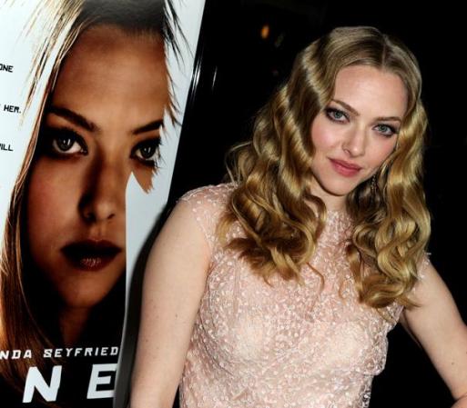 Actriz, cantante y compositora, ¿qué más puedes pedirle a Amanda Seyfried? Con su hermosura y talento nos ha impresionado en filmes como Mamma mia!, El precio de mañana, Caperucita Roja y por supuesto su más reciente trabajo en el thriller: Gone.
