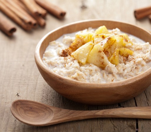 Granos Integrales. Promueven la buena digestión y circulación, lo que ayuda al cerebro a realizar sus funciones de manera fluida. Además, una taza de avena o un cereal o pan integral, como parte de un desayuno con yogurt o leche y frutas; constituyen el platillo ideal para empezar el día, pues es suficiente para aportar energía matutina al cerebro, pero a la vez, ligero; ya que un desayuno demasiado pesado, puede disminuir la concentración.