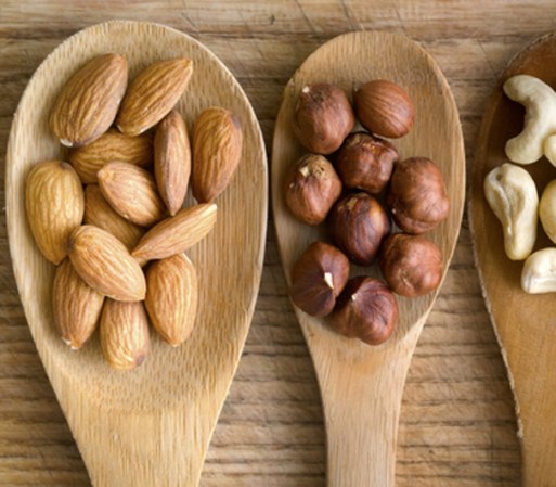 Nueces. Son ricas en vitamina E, por lo que aportan al cerebro los beneficios antioxidantes de la misma, lo que ayuda a prevenir el deterioro. Avellanas, almendras, nueces y cacahuates, son tus aliados para conservar la agilidad mental en los años por venir.