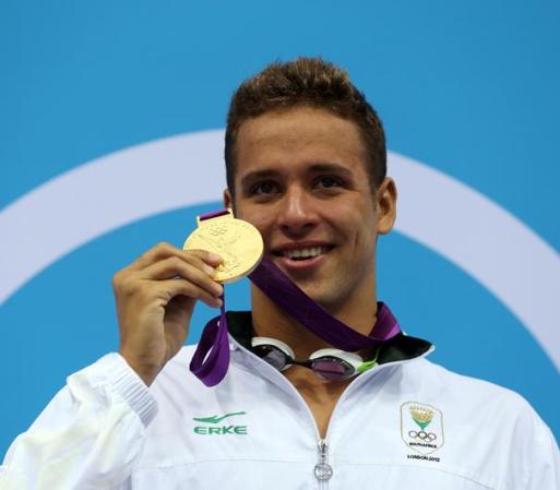 El medallista olímpico Chad le Clos, de South Africa, ayer le robó en los últimos 5 metros el oro a Michael Phelps en una carrera apasionante. Este joven y sensual sudafricano ha suspirar a varias.