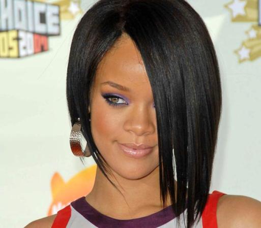 Rihanna es joven, sexy, talentosa y ampliamente polémica. Sí, parecería cumplir todo los requisitos. Sin embargo también aparece como vulnerable, frágil. ¿Sería capaz de soportar 50 años sobre un escenario, envuelta en polémicas y, al mismo tiempo, revolucionando la historia de la música con sus canciones?
