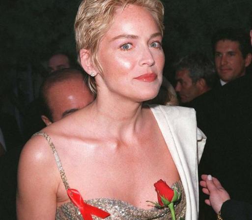 Sharon Stone en diciembre de 1992 protagonizó un posado a lo marilyn Monroe. Impresionante juego de seducción mientras que en 1990 se atrevió con un topless muy erótico.