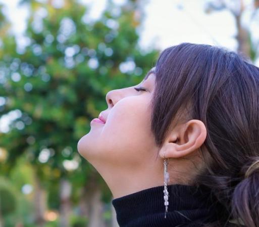 Pasa tiempo con él. ¿Qué significa? Que le dediques unos momentos exclusivamente a él: sal a caminar pensando, rezando esa oración, siéntate en tu sofá preferido a contarle de tu día, de tus inquietudes, de aquello gracioso que te sucedió...