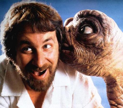 Spielberg descartó esa idea mientras rodaba Indiana Jones en busca del arca perdida (1981) y optó por darle un tono más amistoso al encuentro con seres de otra galaxia, un enfoque que ya había tocado en Encuentros cercanos del tercer tipo (1977).