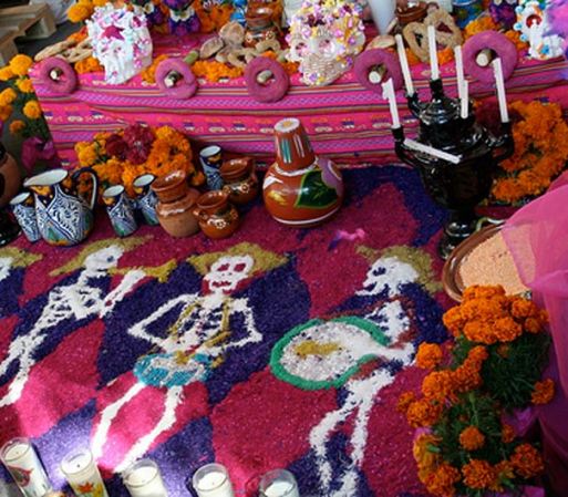 No olvides colocar agua en tu altar del Día de Muertos, que se incluye para aplacar la sed de las alamas viajeras y como representación de uno de los cuatro elementos.