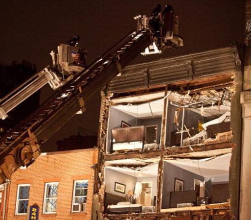 Tras el paso del huracán Sandy, una dotación de bomberos trabaja en la fachada de un edificio que colapsó, en el barrio de Chelsea, New York.