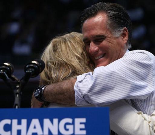 Mitt Romney se abraza con su mujer durante el último acto de su campaña.