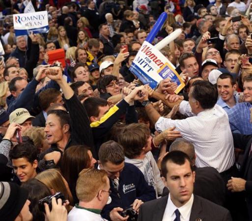 Romney saludó a sus seguidores en medio de la multitud que se acercó a Manchester, New Hampshire, a escucharlo.