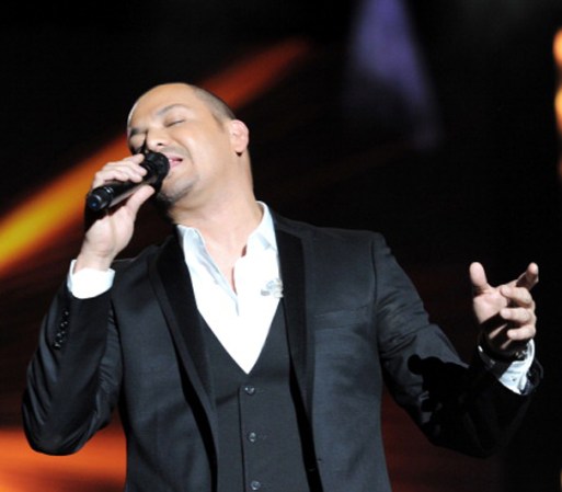 Victor Manuelle cuenta una nominación para Mejor Album de Salsa por Busco Un Pueblo.