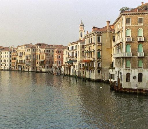 Venecia, con sus canales y góndolas.