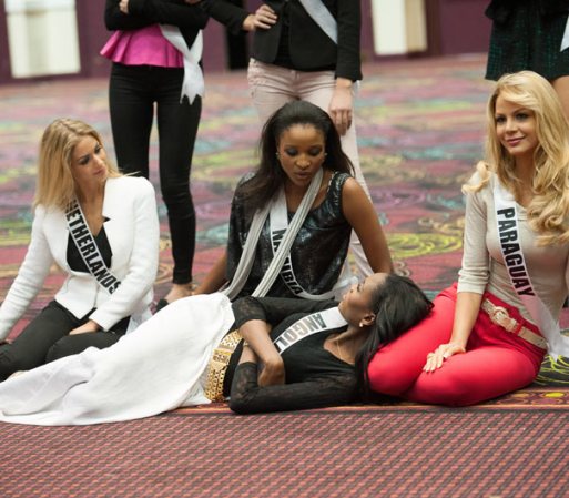 Miss Países Bajos, Nathalie den Dekker; Miss Namibia, Tsakana Nkandih; Miss Angola, Marcelina Vahekeni; y Miss Paraguay, Egni Eckert; se toman un descanso.