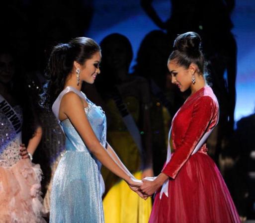 Un momento lleno de suspenso y emoción: Miss Filipinas y Miss USA se toman de las manos a la espera de la decisión final.