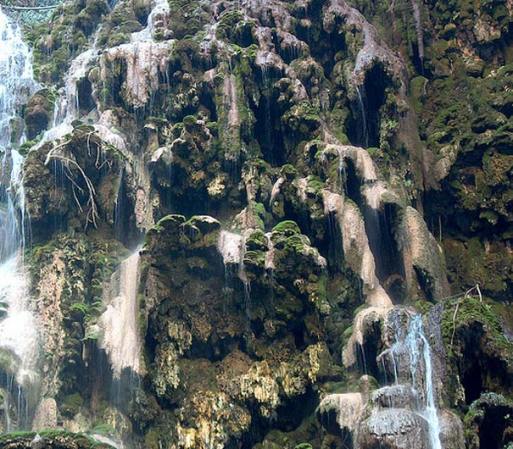 GRUTAS DE TOLANTONGO: Viaja a Hidalgo para encontrarte con este parque, rodeado por un paisaje de rocas y vegetación semitropical, este lugar cuenta con albercas de aguas termales y lugares para acampar.