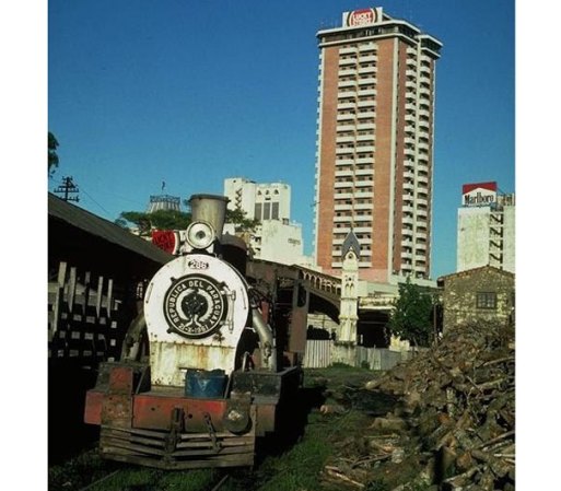 "Estamos moviendo nuevamente el ferrocarril a vapor que para mí es mover 150 años de historia. Lo hacemos desde septiembre para el turismo en Asunción y sus alrededores", contó a The Associated Press el maquinista Lidio Martínez, de 58 años.