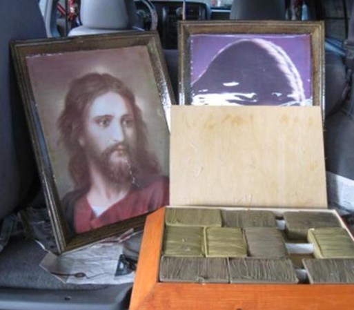 Estos otros esperaron que el recuadro de Jesucristo los salvara de sus “fechorías” y escondieron la droga en varios cuadros.