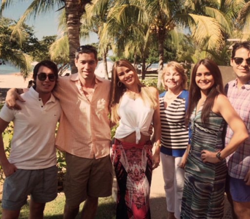 La familia celebra en el hotel St. Regis.