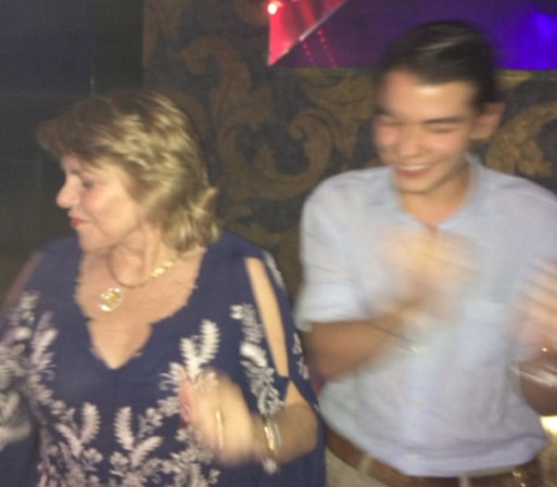 Abuela y nieto celebran las navidades en México.