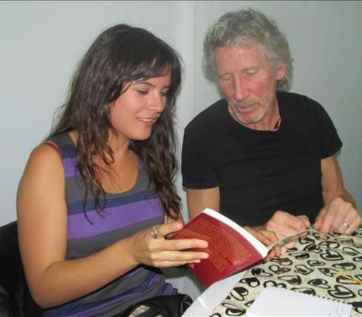 La representante estudiantil chilena Camila Vallejo, quien en esta foto aparece reunida con el legendario músico Rogers Waters, ex integrante de Pink Floyd. La joven de 23 años es militante de las Juventudes Comunistas de Chile.
