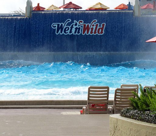 WET AND WILD: Cuenta con albercas con olas, toboganes, desafíos extremos como el tobogán Kamikaze, un río tranquilo, zonas para niños, restaurantes y los espectaculares paisajes del Mar Caribe.