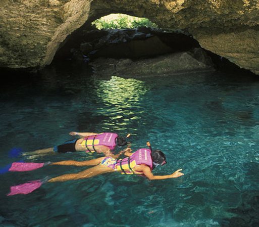 XCARET: Este fantástico parque eco-arqueológico, ubicado en medio de la selva de Quintana Roo, ofrece a sus visitantes un emocionante recorrido por su río subterráneo que inicia en un cenote sagrado y pasa por una serie de cavernas.