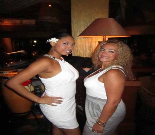 Yanetssi con su amiga Mar Yam.