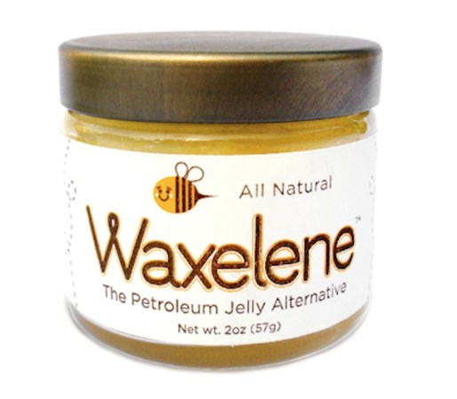 Aplica este ungüento natural en las cejas del bebé a la hora del baño (para protegerlo de que el champú caiga en sus ojos), luego roba un poco para tu seca piel. Lo encuentras en waxelene.com, $7-$16.