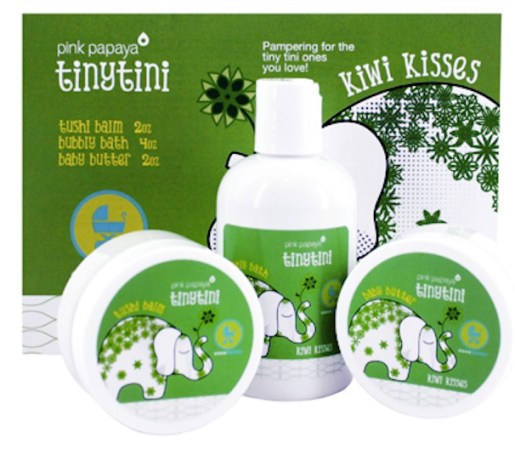 Báñate por una causa. Por cada compra de estos prácticos kits de viaje, que tiene crema, pomada para las pompitas, y burbujas para el baño. La ONG Baby Buggy dona una cantidad a una familia que lo necesita. Disponible en pinkpapayaparty.com, a $33.