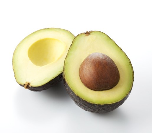 7. AGUACATE: Lleno de fibra y de grasas buenas que mantendrán tu piel suave y joven, es una deliciosa fuente de energía. También te ayudan a mantener bajo tu colesterol. ¿Quieres un snack rápido y energético? Unta un poco de aguacate a una rebanada de pan integral.