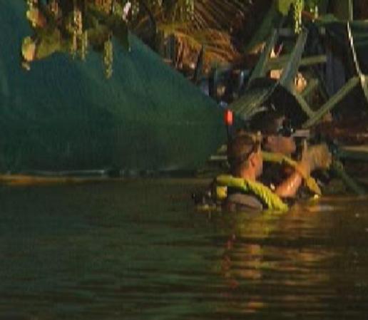 Los buzos de varias agencias, incluyendo los bomberos de Miami-Dade y la Policía de Miami-Dade, respondieron a la escena