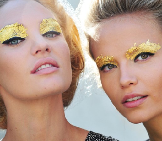 El toque Midas de Fendi. Si no lo conociéramos mejor, pensaríamos que que el mismo rey se olvidó los párpados y cejas de las modelos. Completa el look de alto impacto con eyeliner grueso y mantén el resto del rostro natural.