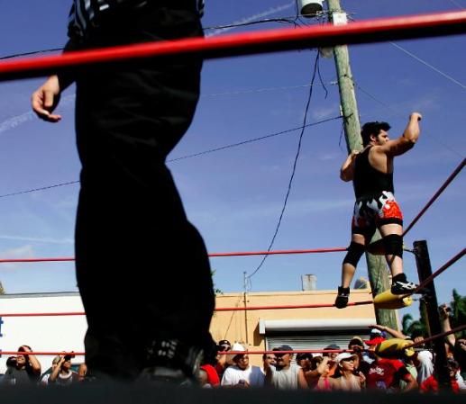 Pero no sólo baile, también otras actividades, como la lucha libre, están presentes en esta fiesta abierta a todo el mundo.