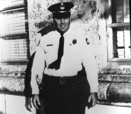 El policía de Coral Gables Walter Stathers fue asesinado el 19 de diciembre de 1967 mientras investigaba los movimientos de un hombre que actuaba de forma sospechosa en su zona de patrullaje. El culpable nunca fue identificado.
