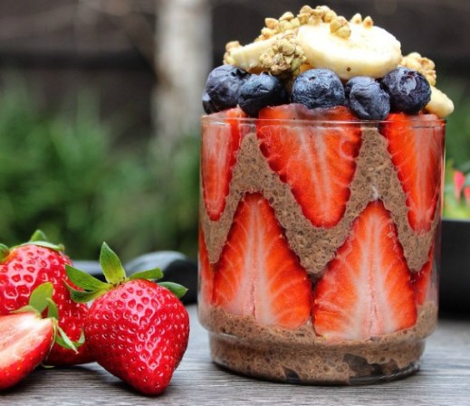 Budín de chía con chocolate, fresas, moras y cereal.