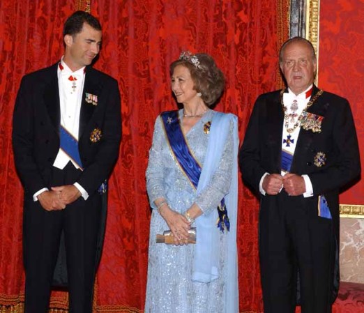 Profesional, deportista y cercano, el Príncipe Felipe, "preparado para reinar", según su padre.