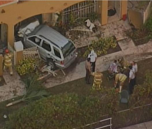 Impactantes imágenes del vehículo que se estrelló contra una residencia en Miami.