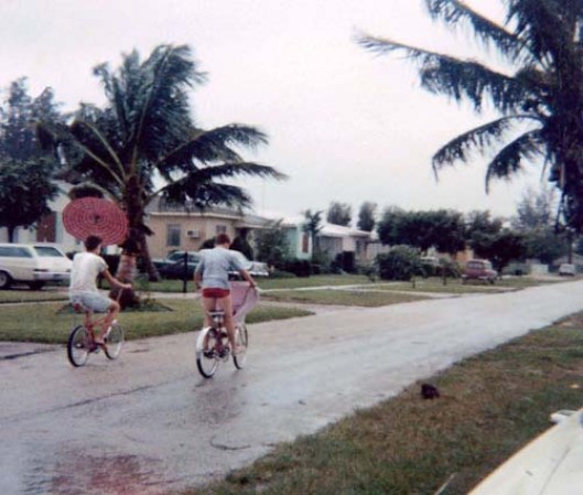 Esta foto de los 60 muestra a chicos del vecindario en sus bicicletas sobre la W 17th Street.