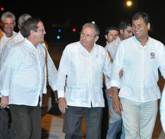 20 SEPTIEMBRE, DE 2013 - El presidente de Ecuador, Rafael Correa, cursó este viernes una rápida visita a Cuba donde se reunió con los hermanos Fidel y Raúl Castro, se interesó por el sistema sanitario de la isla y verificó los trabajos de cooperación de su país en la oriental ciudad de Santiago.