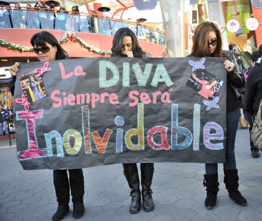 Admiradores de Jenni Rivera participan fuera del Gibson Amphitheatre de Los Angeles en la despedida de la Diva de la Banda.