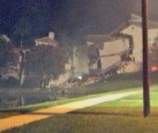 Un deslizamiento de tierra masivo en una sección de un complejo de villas cerca de Disney World en la Florida central colapsó parcialmente la madrugada de este lunes.