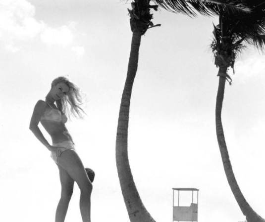 Mujer no identificada en playa no identificada. ¿El fotografo? Un maestro.