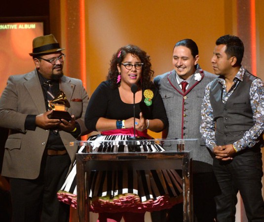 Santa Cecilia recibe el premio por album de rock latino alternativo
