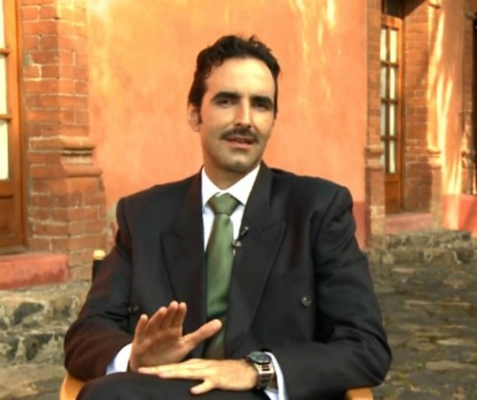 Arturo Barba es Alí Benhumea “El Turco”, el abogado y consejero de Aurelio Casillas, a quien cuida las espaldas en el terreno financiero.